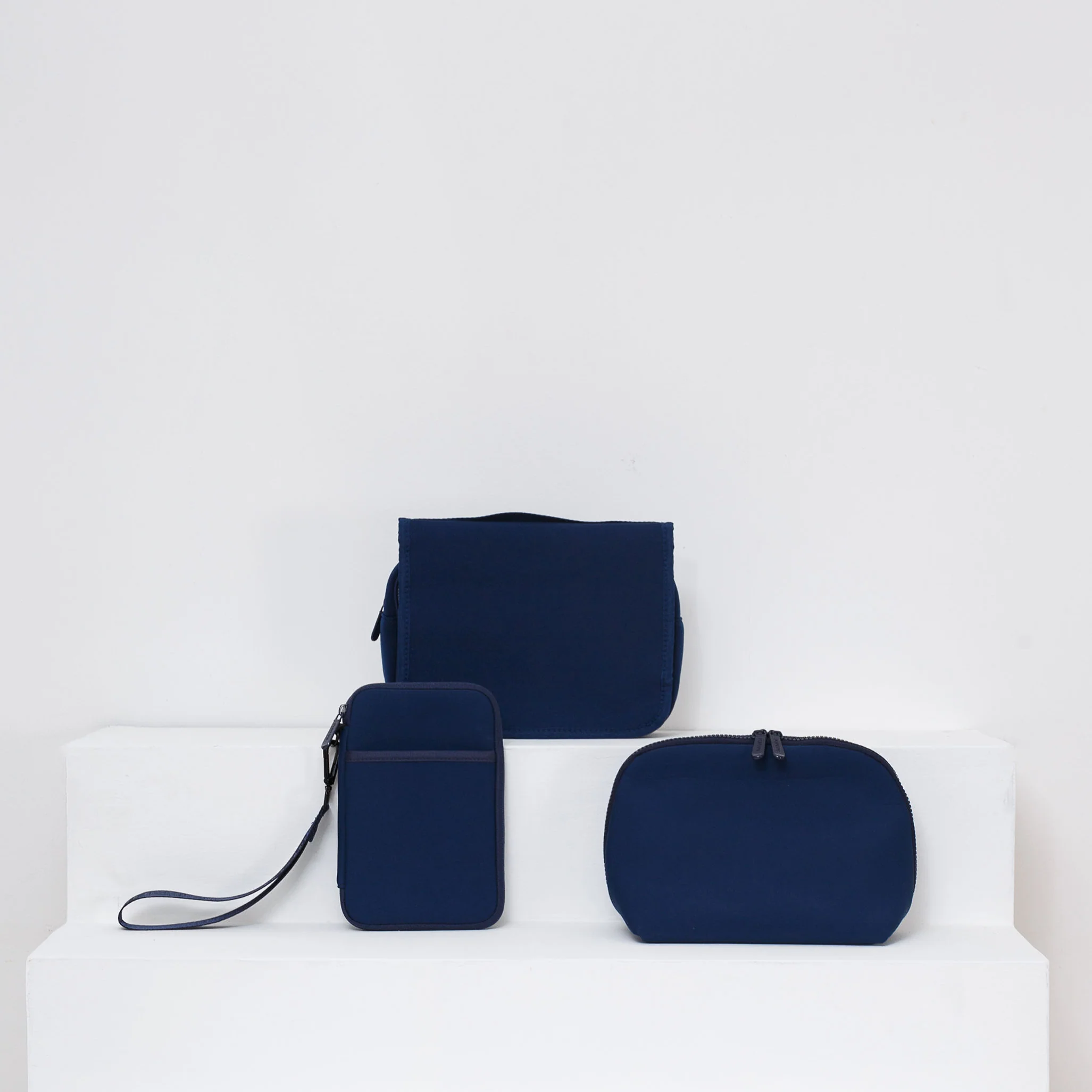 DEEP BLUE ACCESORIES SET: TOILETRY BAG + MAKE UP SET + PASSPORT WALLET