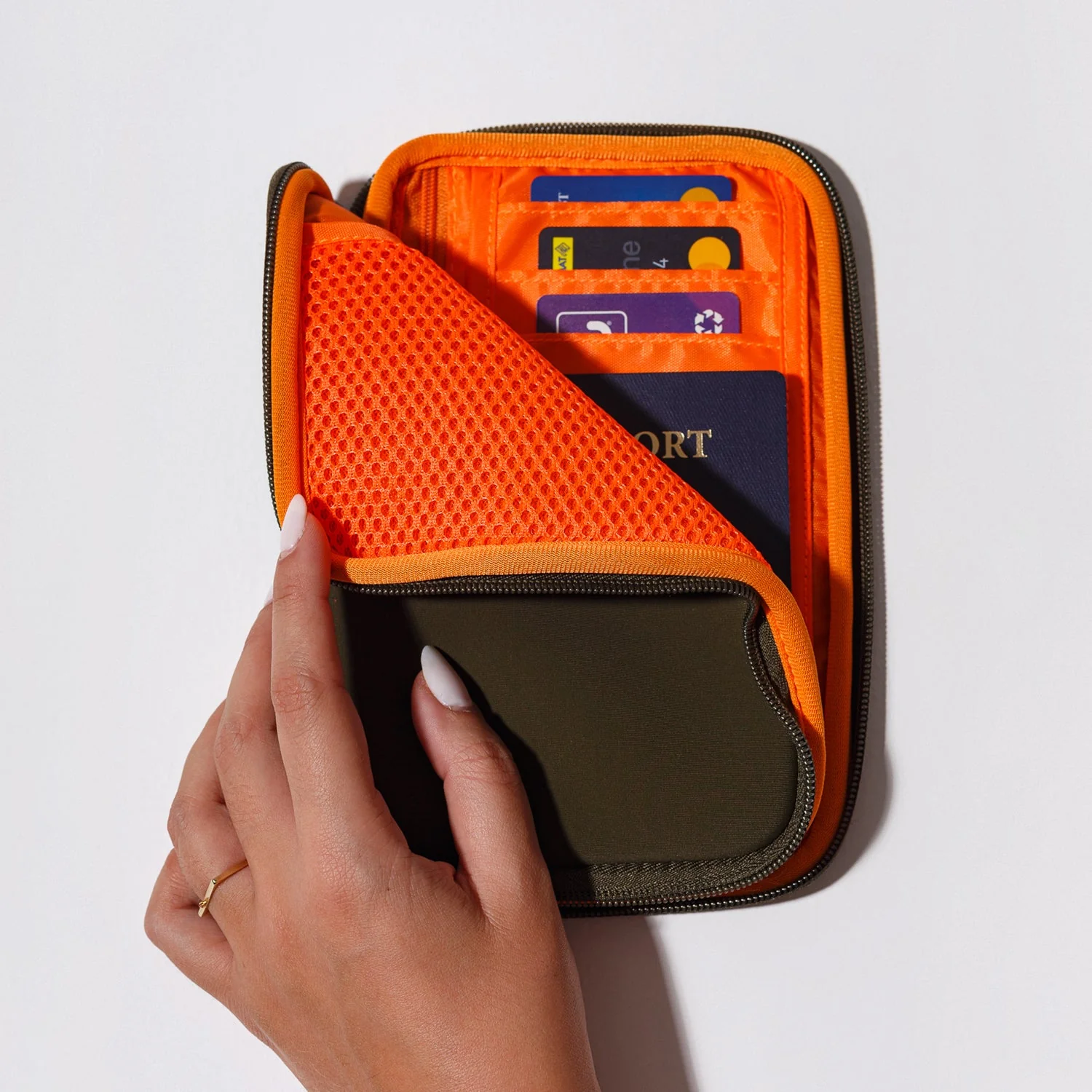 PASSPORT WALLET SAFARI GREEN - Image 5