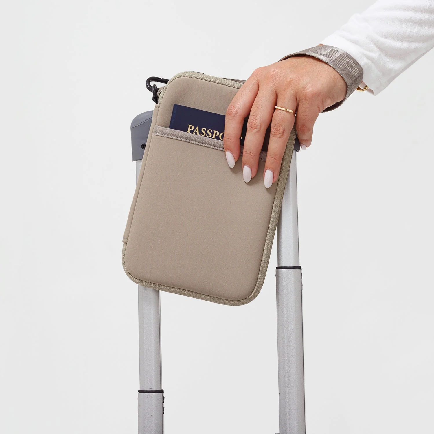 PASSPORT WALLET TAUPE - Image 6