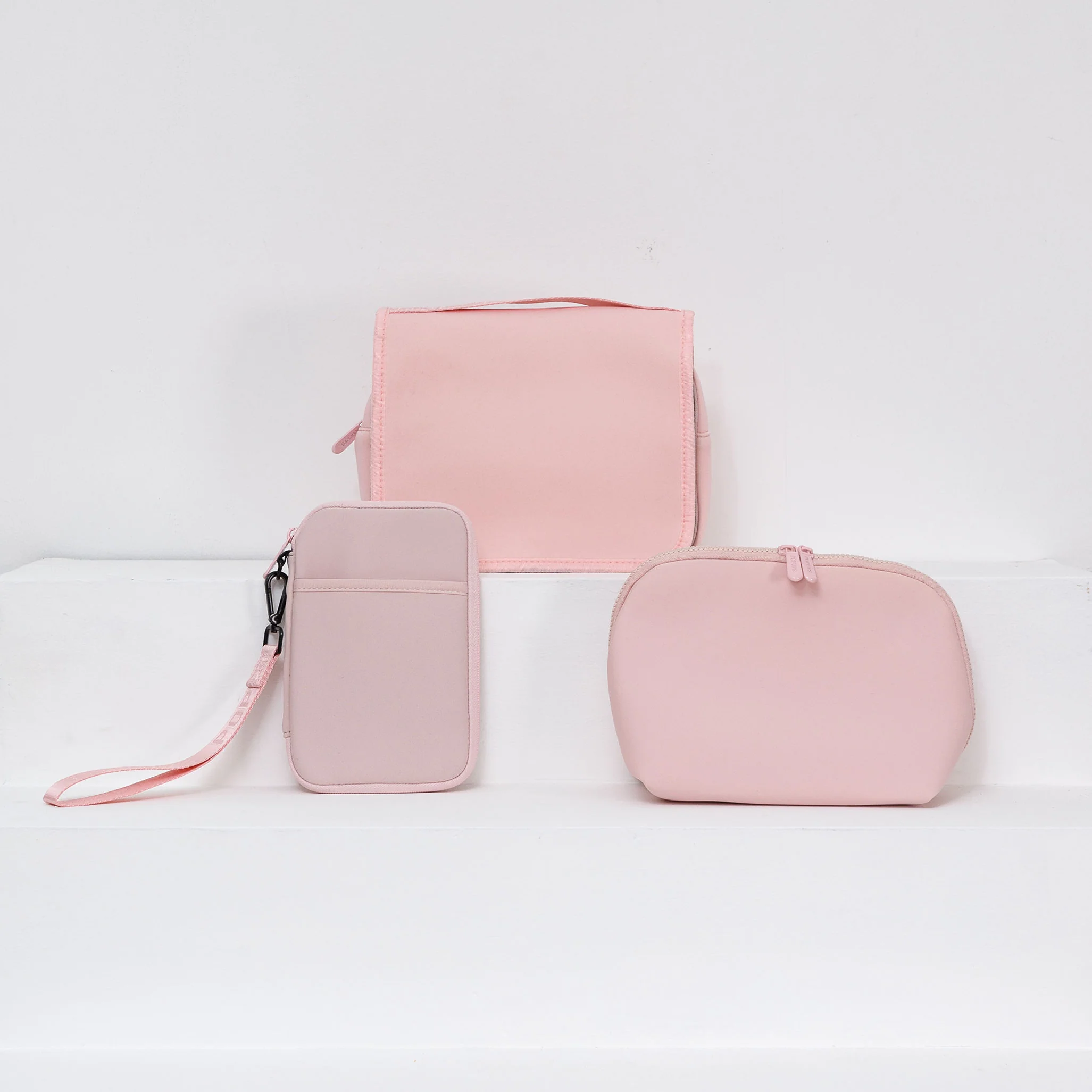 PRETTY IN PINK ACCESSORIES SET: TOILETRY BAG + MALE UP SET + PASSPORT WALLET