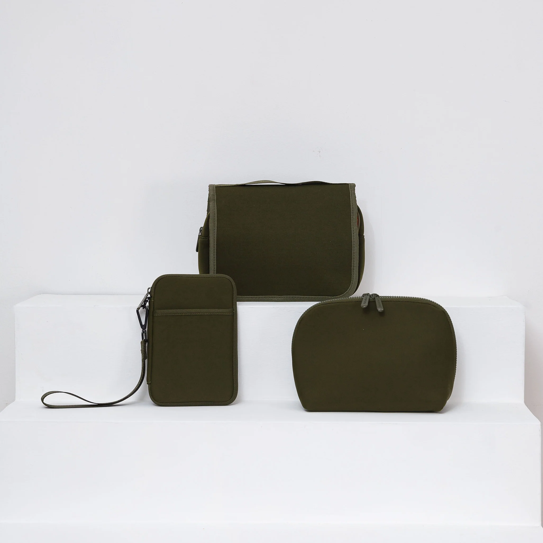 SAFARI GREEN ACCESORIES SET: TOILETRY BAG + MAKE UP SET + PASSPORT WALLET